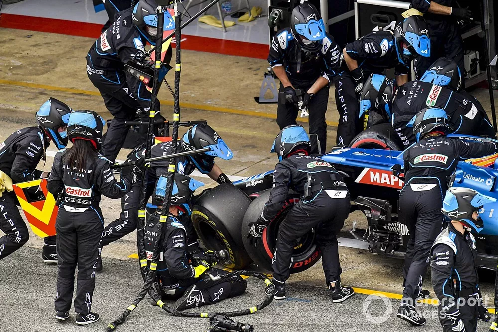 Fernando Alonso, Alpine A521, en los boxes
