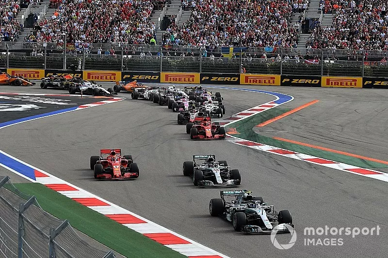 Valtteri Bottas, Mercedes AMG F1 W09 devant Lewis Hamilton, Mercedes AMG F1 W09 et Sebastian Vettel, Ferrari SF71H