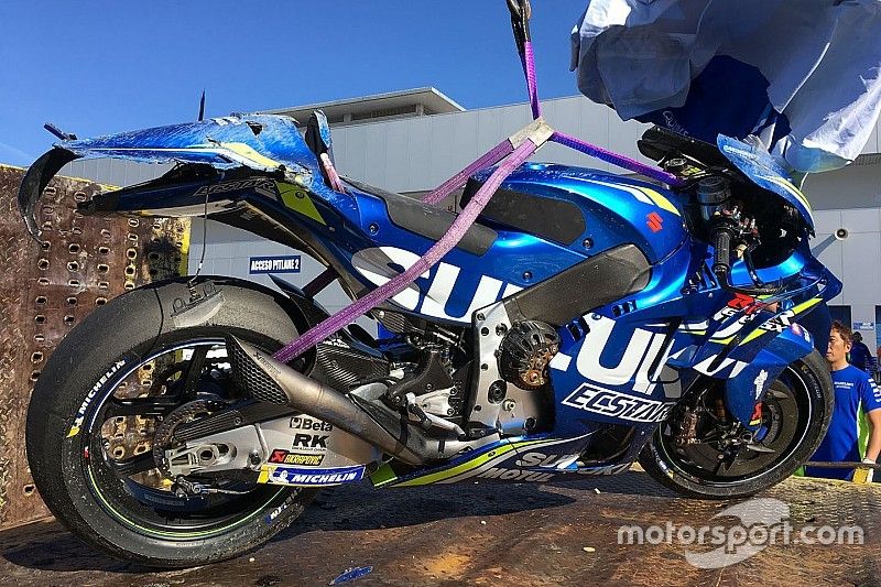 Moto de Joan Mir, Team Suzuki MotoGP despu&eacute;s de su ca&iacute;da.