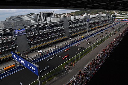 Hamilton: meg kellene fordítani a menetirányt Szocsiban