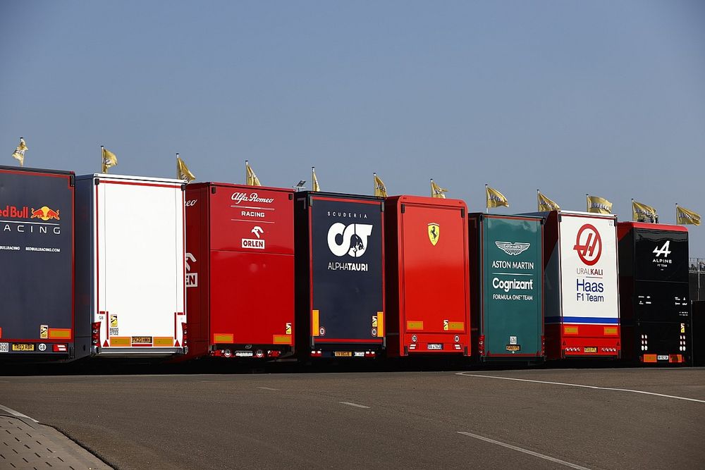 Camiones del equipo en el paddock