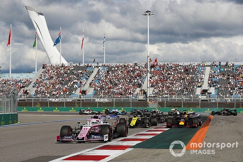 Sergio Perez, Racing Point RP19, leads Nico Hulkenberg, Renault F1 Team R.S. 19, Max Verstappen, Red Bull Racing RB15, Kevin Magnussen, Haas F1 Team VF-19, and the remainder of the field at the start