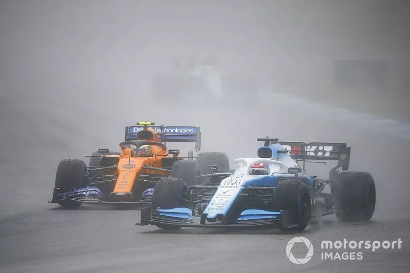 George Russell, Williams Racing FW42, voor Lando Norris, McLaren MCL34
