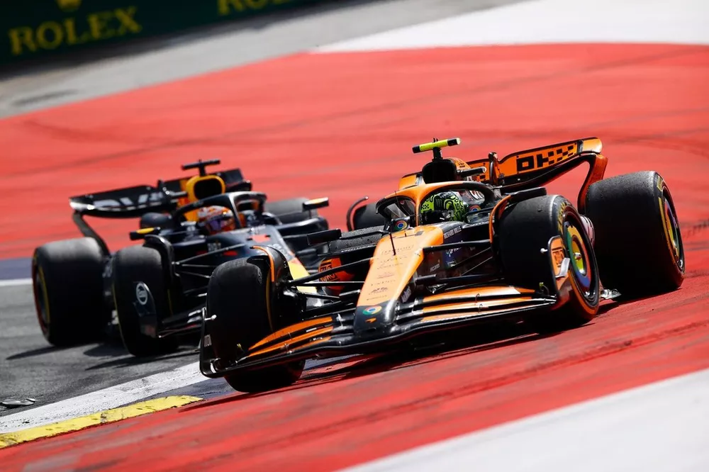 Max Verstappen, Red Bull Racing RB20, Lando Norris, McLaren MCL38, &agrave; la lutte pour la t&ecirc;te de la course