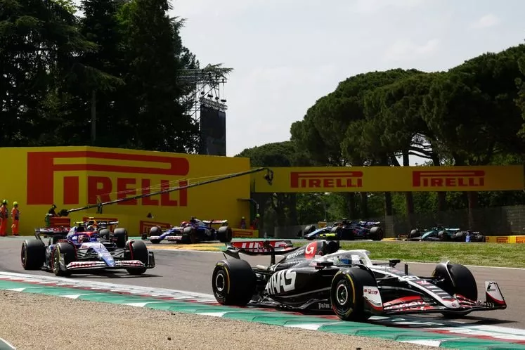 Nico Hulkenberg, Haas VF-24, Yuki Tsunoda, RB F1 Team VCARB 01, Sergio Perez, Red Bull Racing RB20