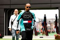 F1 - Hamilton rebate críticas das redes sociais e defende Russell: "Precisamos de apoio, não negatividade"