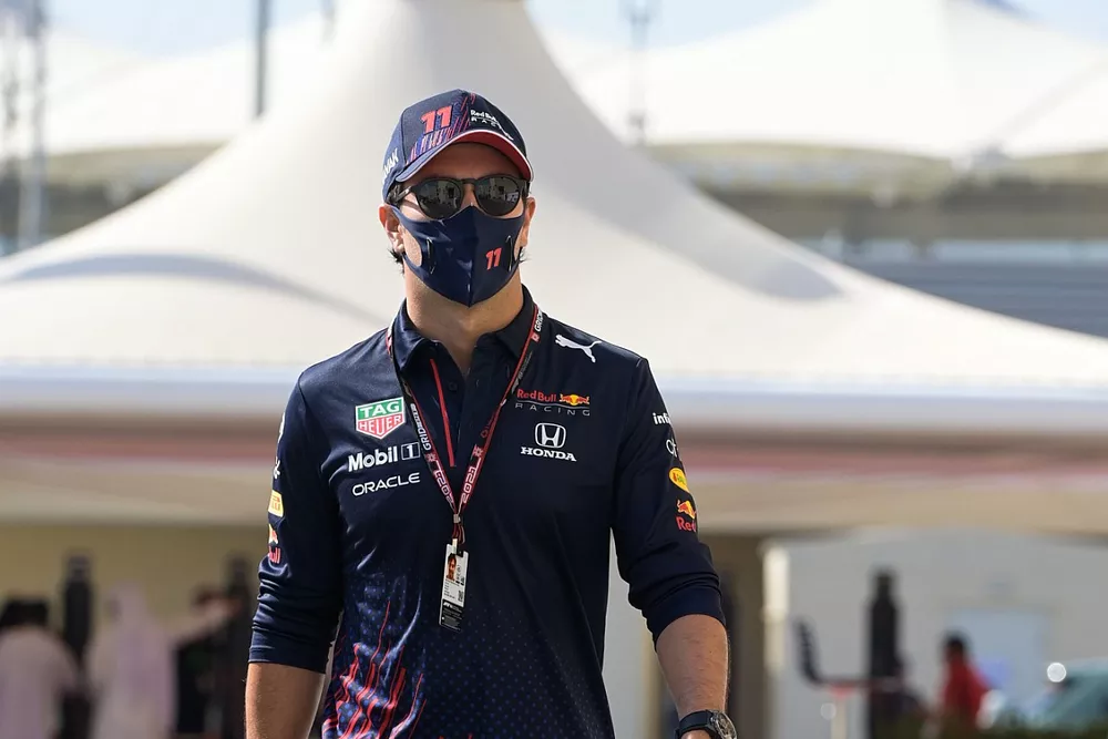 Sergio Pérez, Red Bull Racing, llega al paddock