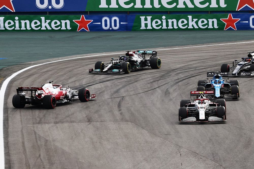 Kimi Raikkonen, Alfa Romeo Racing C41, hace un trompo mientras Antonio Giovinazzi, Alfa Romeo Racing C41, Fernando Alonso, Alpine A521, Lewis Hamilton, Mercedes W12, y Yuki Tsunoda, AlphaTauri AT02