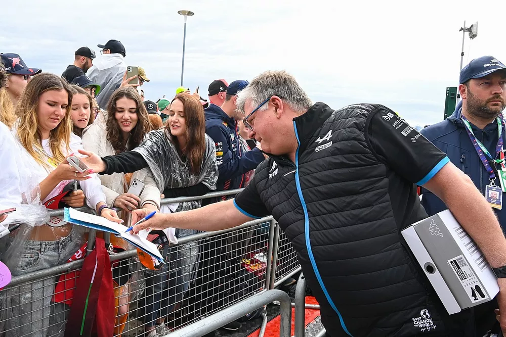 Otmar Szafnauer, director del equipo Alpine F1 Team, firma un autógrafo a un aficionado.