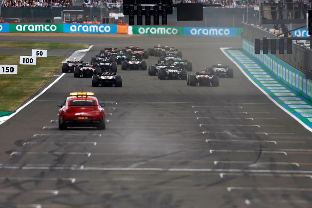 Lando Norris, McLaren MCL60, Max Verstappen, Red Bull Racing RB19, Oscar Piastri, McLaren MCL60, el resto del grupo en la salida.