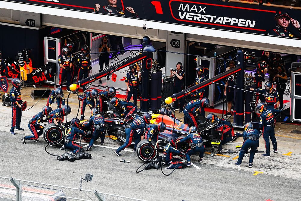Max Verstappen, Red Bull Racing RB19, in the pits