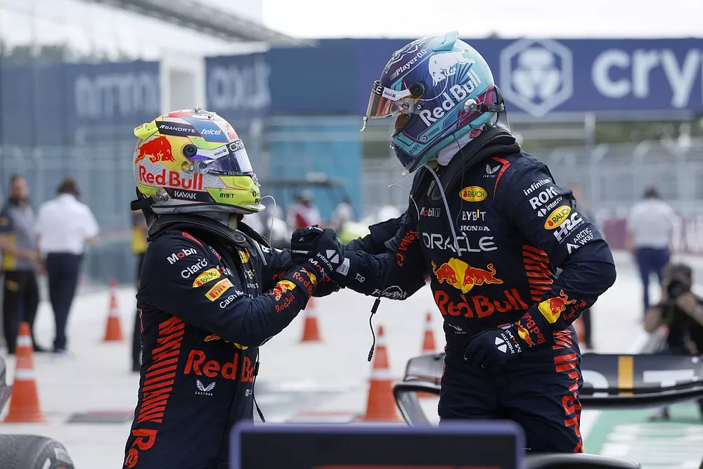 Sergio P&eacute;rez, Red Bull Racing, 2&ordf; posici&oacute;n, Max Verstappen, Red Bull Racing, 1&ordf; posici&oacute;n, se felicitan mutuamente a su llegada al Parc Ferme