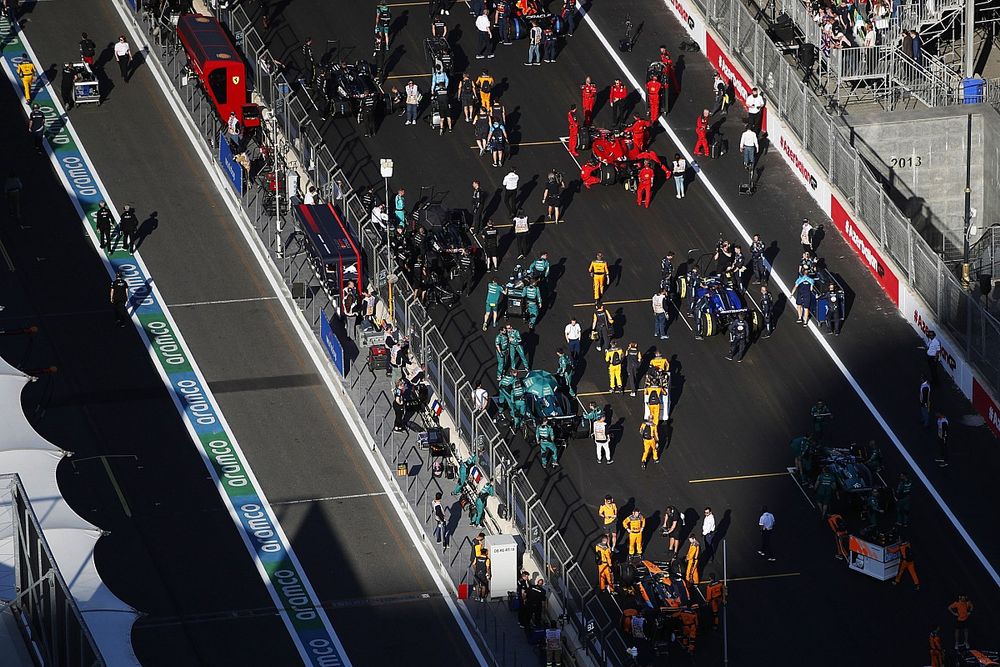 Mechanics on the grid prior to the start of the Sprint race