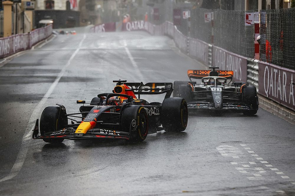 Max Verstappen, Red Bull Racing RB19, Oscar Piastri, McLaren MCL60
