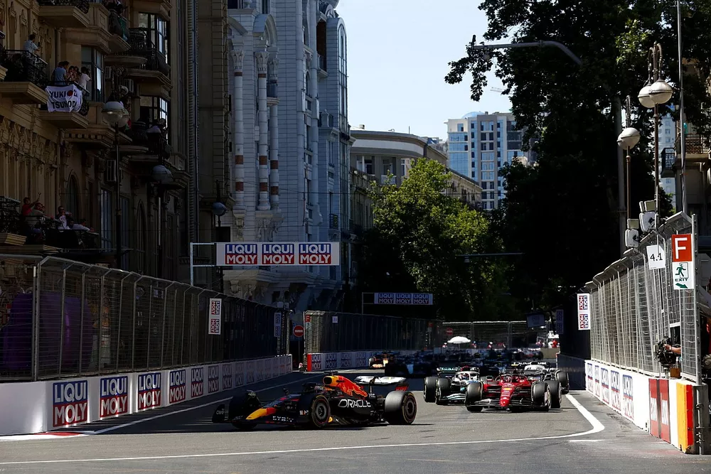 Max Verstappen, Red Bull Racing RB18, Carlos Sainz, Ferrari F1-75, George Russell, Mercedes W13, et le reste des monoplaces au d&eacute;part