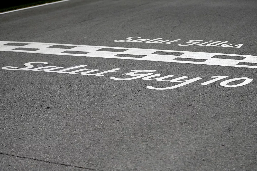 La l&iacute;nea de salida/meta en honor a los fallecidos Gilles Villeneuve y Guy LaFleur 