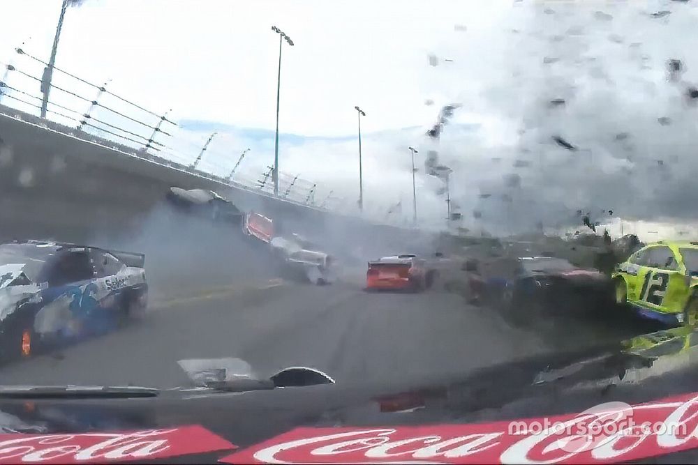 Vista de Ryan Newman del accidente de varios coches