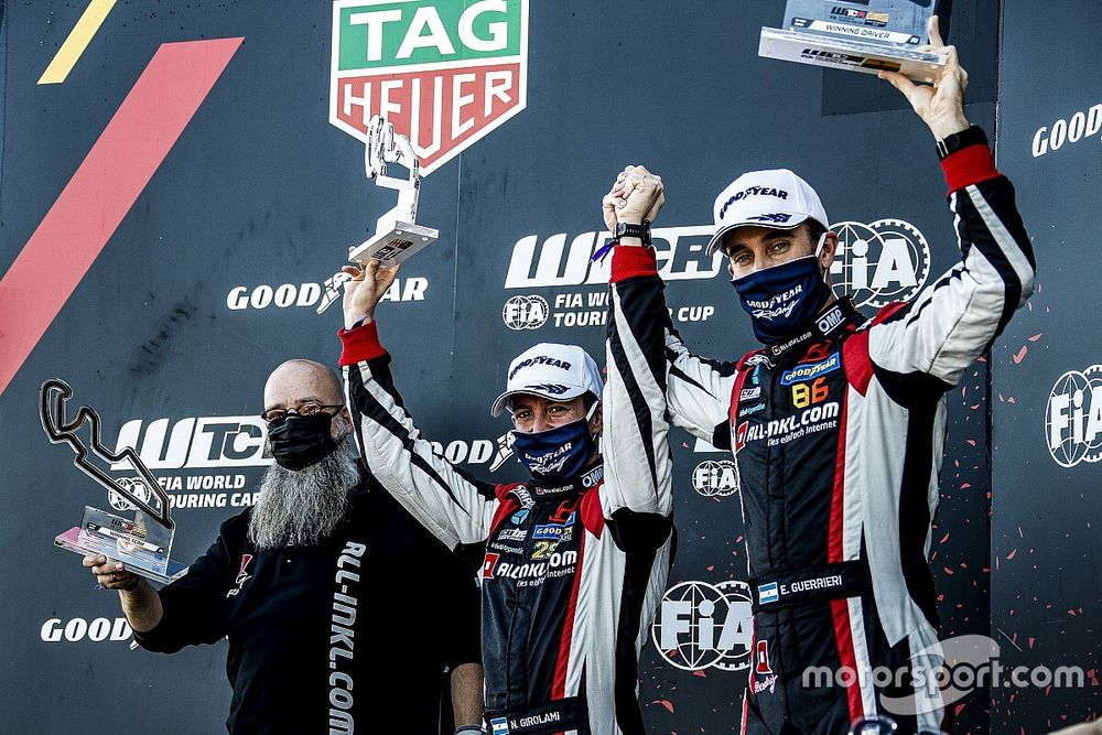 Podium: Race winner Esteban Guerrieri, ALL-INKL.COM Münnich Motorsport Honda Civic TCR, Nestor Girolami, ALL-INKL.COM Münnich Motorsport Honda Civic TCR