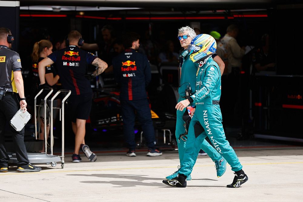 Fernando Alonso, Aston Martin F1 Team, en el pitlane