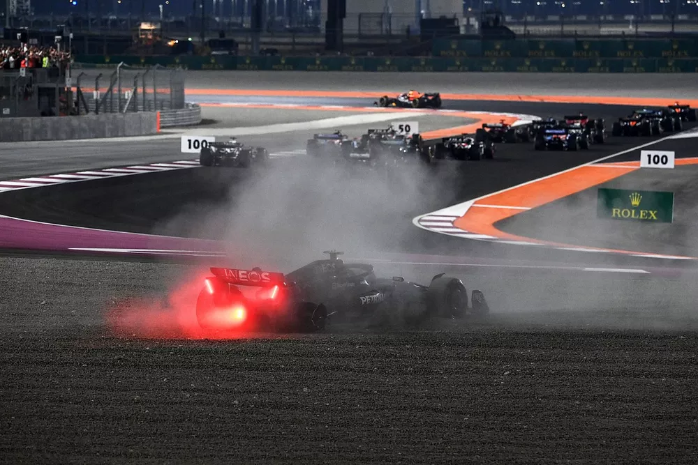 Max Verstappen, Red Bull Racing RB19, el campo como Lewis Hamilton, Mercedes F1 W14, termina en la grava en la primera vuelta despu&eacute;s del contacto con George Russell, Mercedes F1 W14.