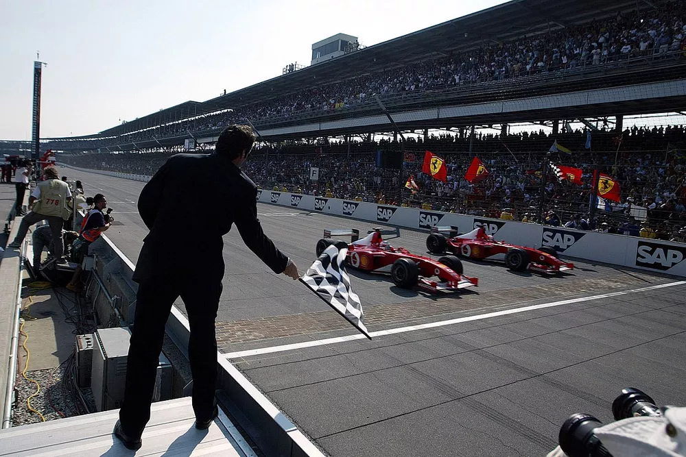 Rubens Barrichello, Ferrari pasa a Michael Schumacher, Ferrari en la l&iacute;nea de meta 