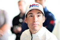 Aleix Espargar&oacute; abandona en su debut en ciclismo profesional por ca&iacute;da, con posible lesi&oacute;n