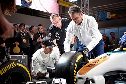 Hamilton: "Al momento siamo dietro alla Ferrari, ma non sono molto preoccupato"