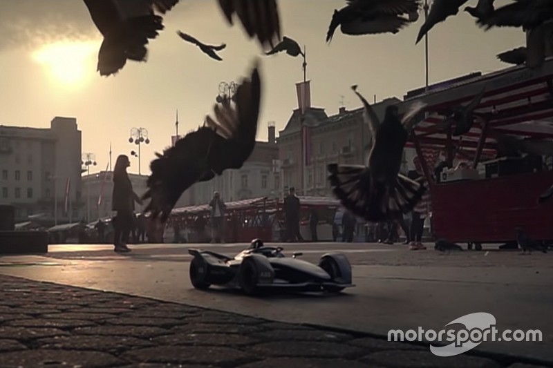 EPIC utcai harc egy távirányítós Formula E autóval: videó