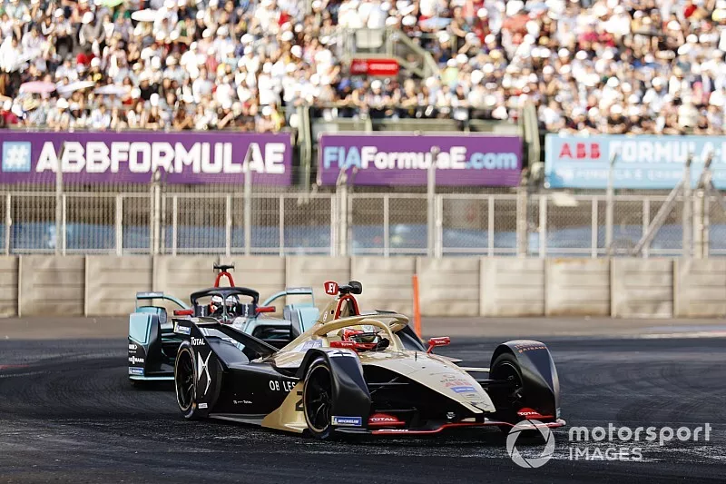 Jean-Eric Vergne, DS TECHEETAH, DS E-Tense FE19 leads Mitch Evans, Panasonic Jaguar Racing, Jaguar I-Type 3 
