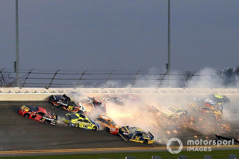 В главной гонке NASCAR произошел массовый завал с участием 21 машины: фото и видео