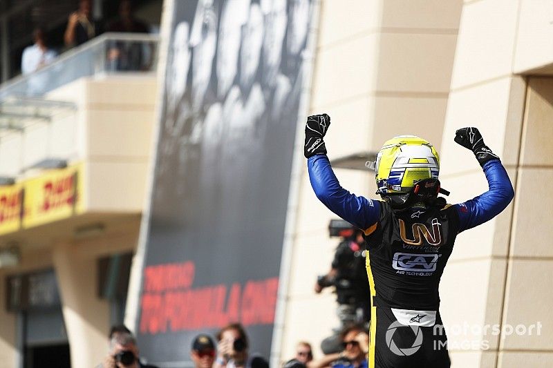 Luca Ghiotto, UNI VIRTUOSI, celebrando su victoria