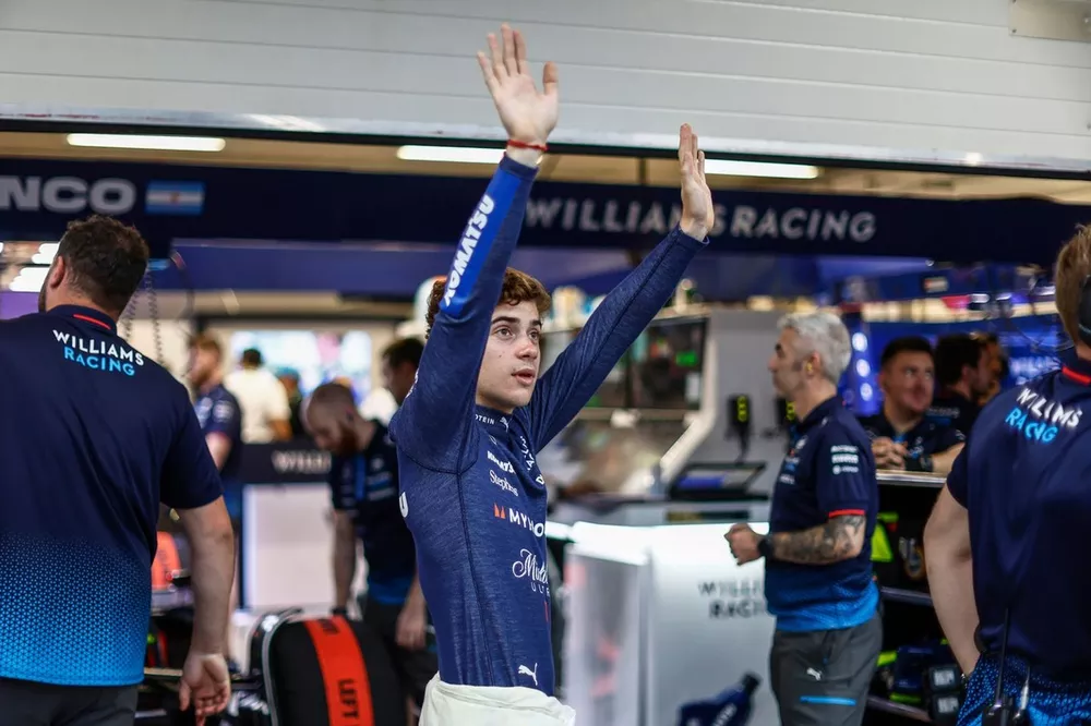 Franco Colapinto, Williams Racing, saluda a los fans