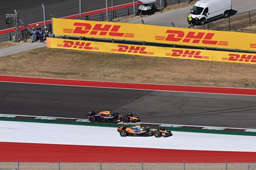 Lando Norris, McLaren MCL38, in gevecht met Max Verstappen, Red Bull Racing RB20 