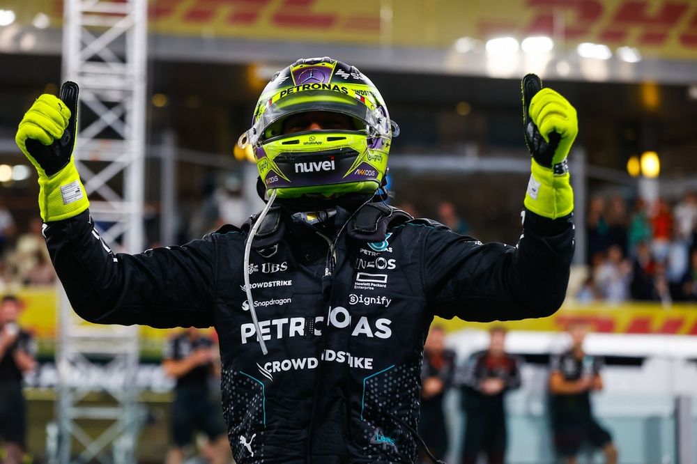 Lewis Hamilton, da Mercedes-AMG F1 Team, comemora no grid ao final da corrida
