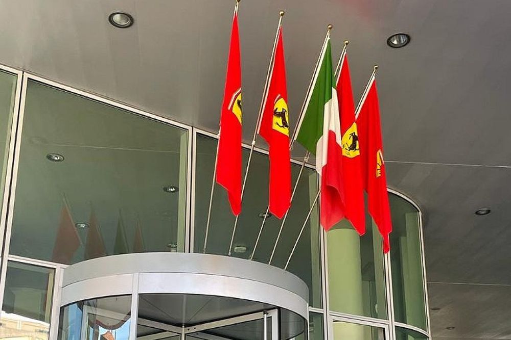 Banderas en Maranello de Ferrari