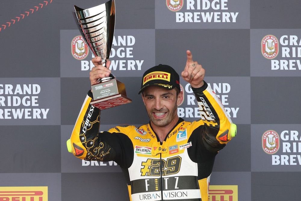 Podio: Andrea Iannone, Team Go Eleven