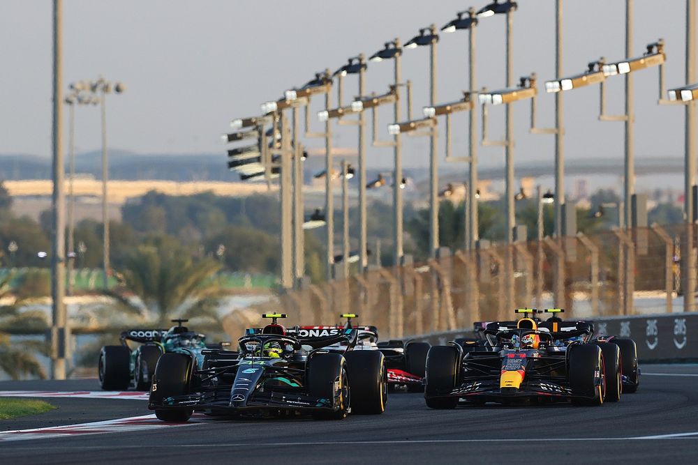 Lewis Hamilton, Mercedes W14, Sergio Perez, Red Bull Racing RB19
