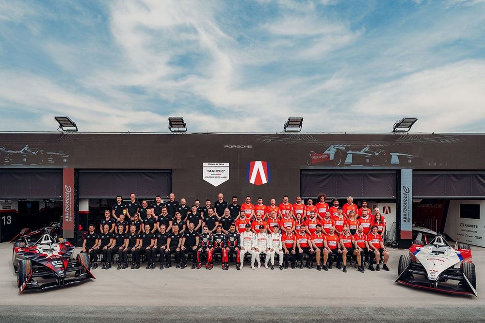 Foto de grupo del equipo Porsche y del equipo Andretti de F&oacute;rmula E
