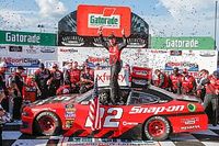 Brad Keselowski  gana una emocionante carrera en  Darlington