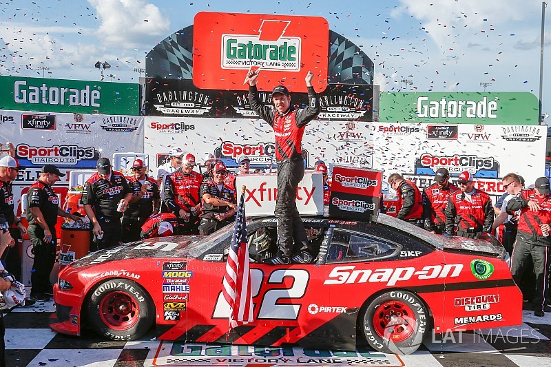 Brad Keselowski gana una emocionante carrera en Darlington