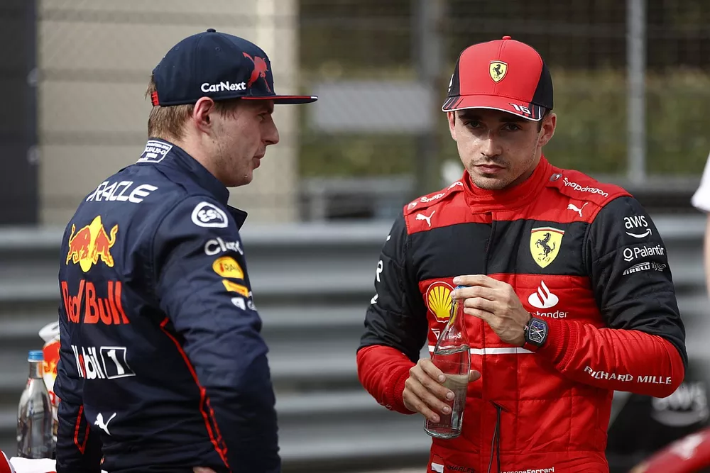 Max Verstappen, Red Bull Racing, 1&ordf; posici&oacute;n, Charles Leclerc, Ferrari, 2&ordf; posici&oacute;n, en el Parc Ferme tras la carrera Sprint
