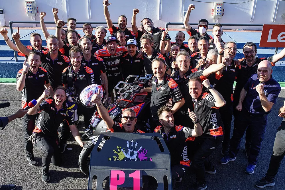 Il vincitore della gara Aleix Espargaro, Aprilia Racing, Maverick Vinales, Aprilia Racing festeggia con la squadra