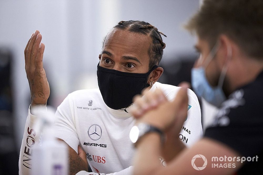 Lewis Hamilton porte un masque dans le garage