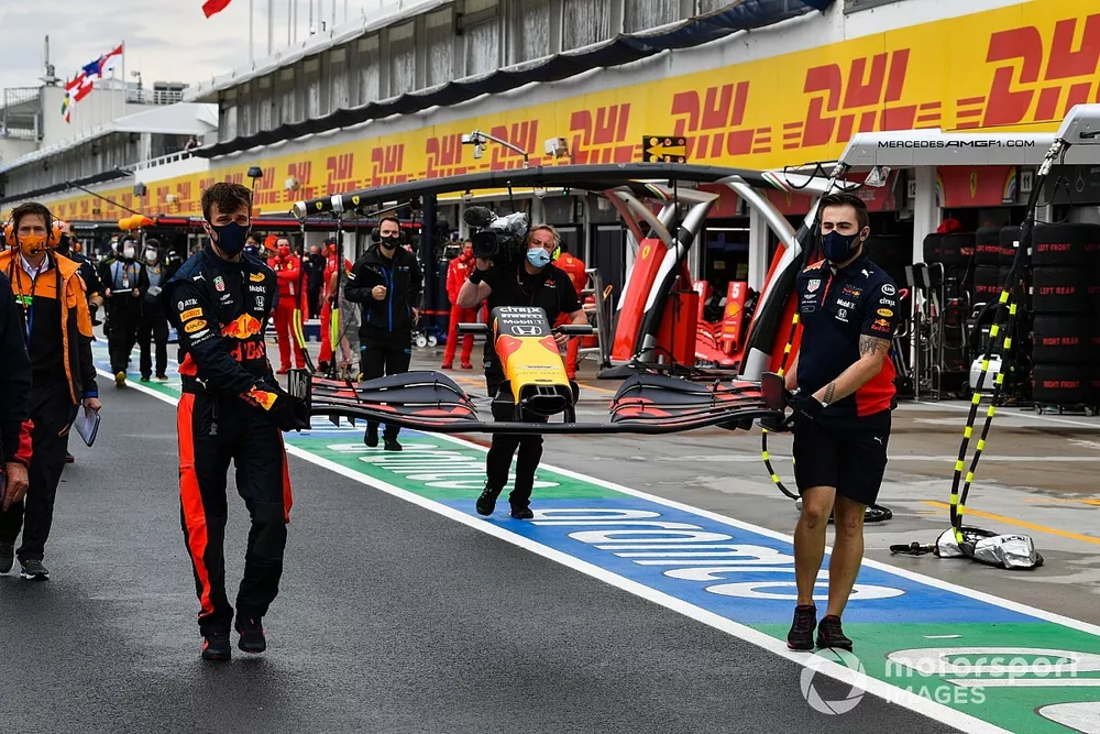 Los mec&aacute;nicos se apresuran a reemplazar el aler&oacute;n delantero da&ntilde;ado de Max Verstappen, Red Bull Racing RB16