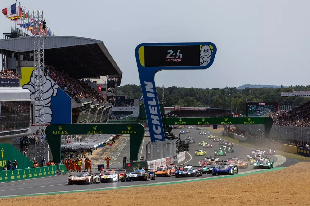 Le d&eacute;part des 24 Heures du Mans 2026