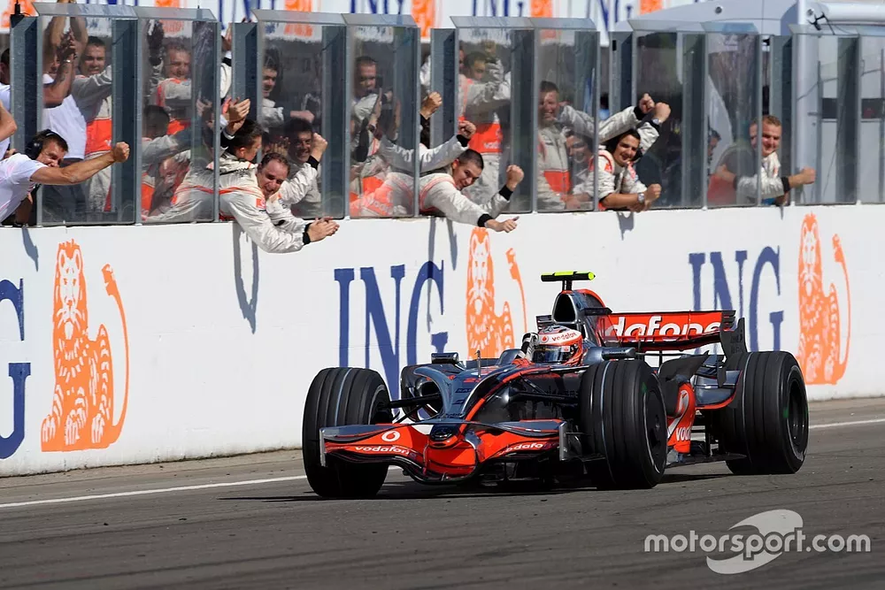Le vainqueur Heikki Kovalainen, McLaren MP4-23 Mercedes