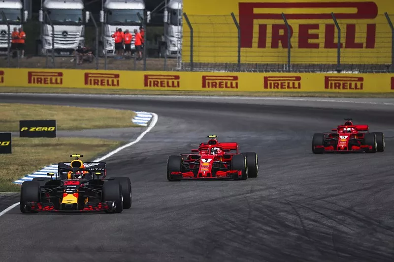 Max Verstappen, Red Bull Racing RB14 delante de Kimi Raikkonen, Ferrari SF71H y Sebastian Vettel, Ferrari SF71H