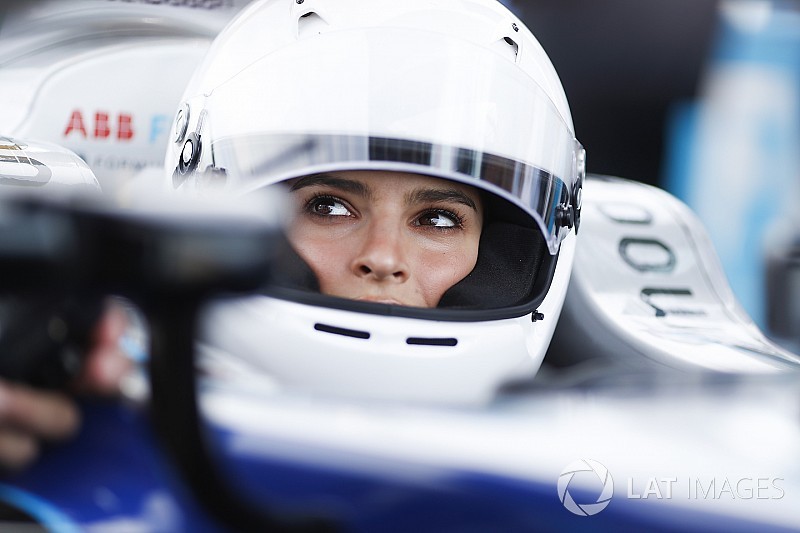 Fotogallery: la splendida Emily Ratajkowski guida una Formula E a Berlino