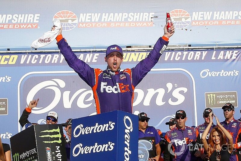 Winner Denny Hamlin, Joe Gibbs Racing Toyota