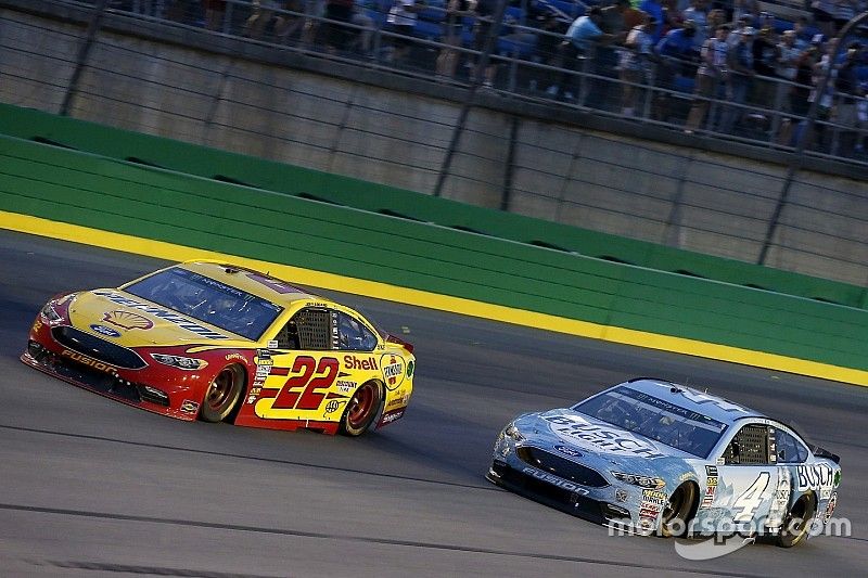 Joey Logano, Team Penske, Ford Fusion Shell Pennzoil Kevin Harvick, Stewart-Haas Racing, Ford Fusion Busch Light